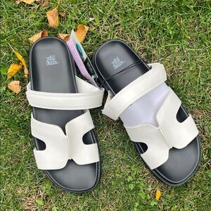 Wild fable nwt 8 Stylish Black and White Slide Sandals